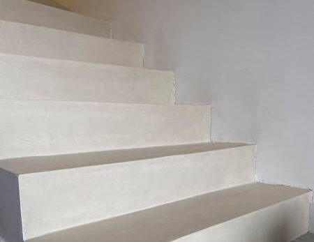 Restauration d&#8217;un escalier en béton brut en béton ciré par l&#8217;Atelier de Nao à Eze