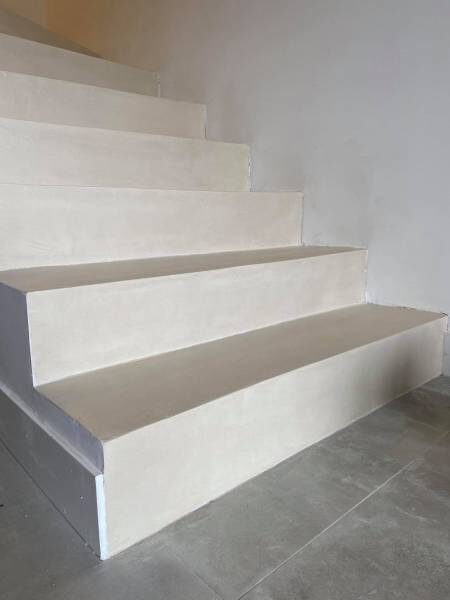 Restauration&#x20;d&amp;&#x23;8217&#x3B;un&#x20;escalier&#x20;en&#x20;b&#x00E9;ton&#x20;brut&#x20;en&#x20;b&#x00E9;ton&#x20;cir&#x00E9;&#x20;par&#x20;l&amp;&#x23;8217&#x3B;Atelier&#x20;de&#x20;Nao&#x20;&#x00E0;&#x20;Eze