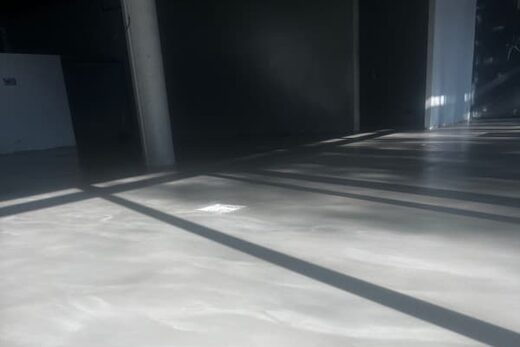 Pose d&#8217;un sol technique en béton ciré dans des bureaux à Valbonne