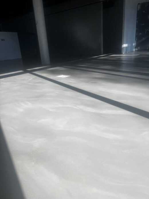 Pose&#x20;d&amp;&#x23;8217&#x3B;un&#x20;sol&#x20;technique&#x20;en&#x20;b&#x00E9;ton&#x20;cir&#x00E9;&#x20;dans&#x20;des&#x20;bureaux&#x20;&#x00E0;&#x20;Valbonne