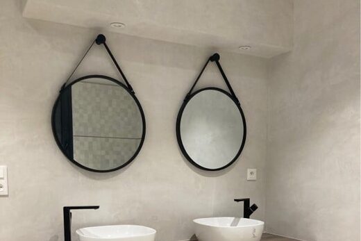Recouvrement d’un carrelage de salle de bain avec du beton ciré à Puget sur argens 84480 par l’atelier de Nao