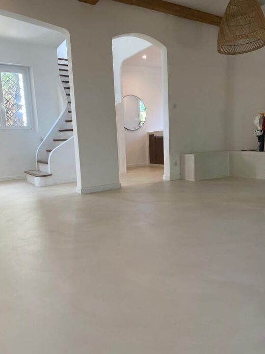 Renovation&#x20;d&amp;&#x23;8217&#x3B;un&#x20;beton&#x20;cire&#x20;avec&#x20;3&#x20;mm&#x20;d&amp;&#x23;8217&#x3B;epaisseur&#x20;dans&#x20;une&#x20;villa&#x20;a&#x20;Hyeres&#x20;dans&#x20;le&#x20;var