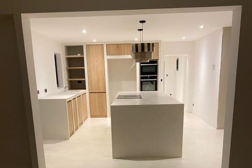 Renovation d&#8217;une cuisine sur beton brut avec du beton ciré blanc à Saint tropez dans le Var