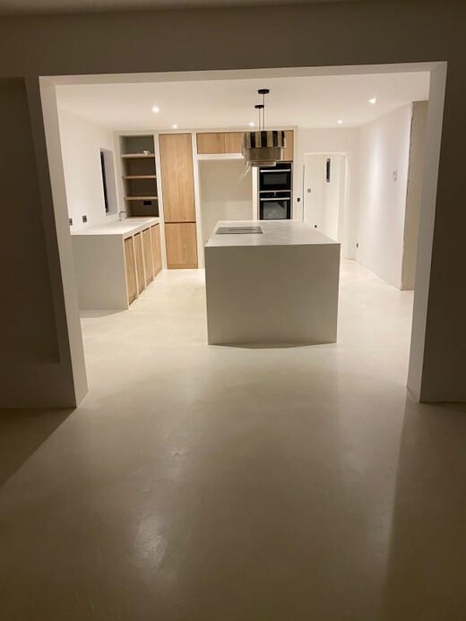 Renovation&#x20;d&amp;&#x23;8217&#x3B;une&#x20;cuisine&#x20;sur&#x20;beton&#x20;brut&#x20;avec&#x20;du&#x20;beton&#x20;cir&#x00E9;&#x20;blanc&#x20;&#x00E0;&#x20;Saint&#x20;tropez&#x20;dans&#x20;le&#x20;Var