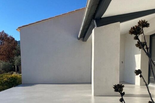 Recouvrement d&#8217;un ancien béton ciré sur une terrasse à Seillans dans le Var