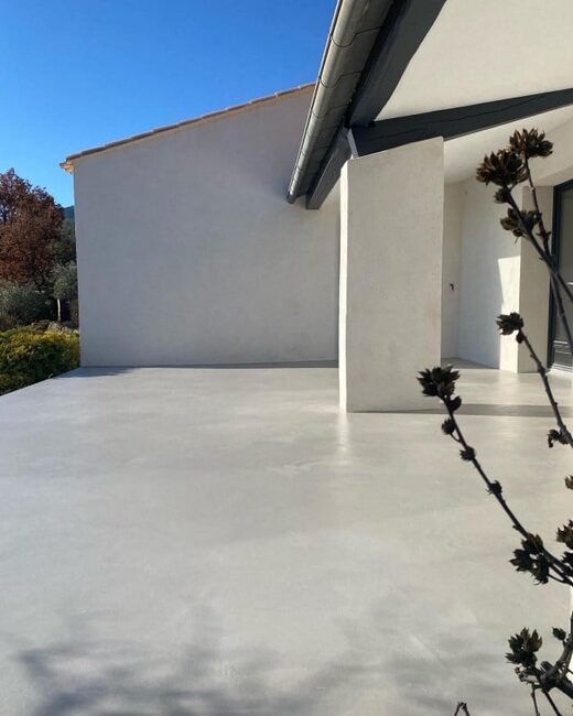 Recouvrement&#x20;d&amp;&#x23;8217&#x3B;un&#x20;ancien&#x20;b&#x00E9;ton&#x20;cir&#x00E9;&#x20;sur&#x20;une&#x20;terrasse&#x20;&#x00E0;&#x20;Seillans&#x20;dans&#x20;le&#x20;Var
