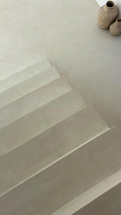 Béton ciré sur escalier à Fréjus et ses alentours