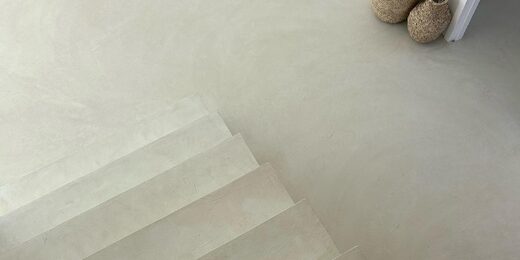 Béton ciré sur escalier à Saint-Tropez et ses alentours