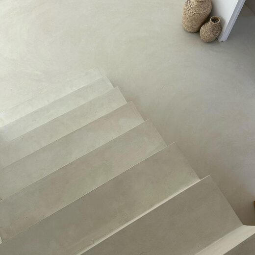 Béton ciré sur escalier à Fréjus et ses alentours