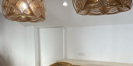 L&#039;atelier de Nao : un accompagnement créatif unique pour votre béton ciré à Saint-Tropez