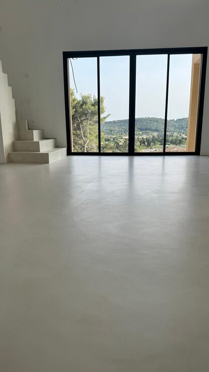 Minimaliste : escalier moderne, sol blanc, vue nature majestueuse.