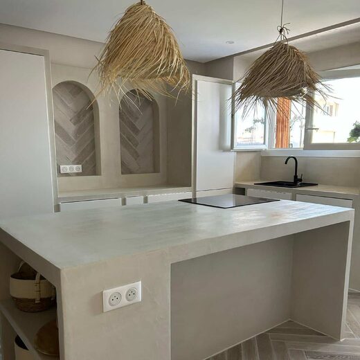 Pose de béton ciré pour cuisine et salle de bains à Fréjus et ses alentours