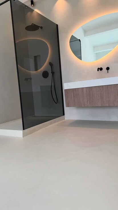 Pose de béton ciré pour cuisine et salle de bains à Fréjus et ses alentours
