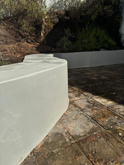 Recouvrement&#x20;d&#x2019;un&#x20;banc&#x20;ma&#x00E7;onn&#x00E9;&#x20;&#x3A;&#x20;l&#x2019;&#x00E9;l&#x00E9;gance&#x20;du&#x20;sur-mesure