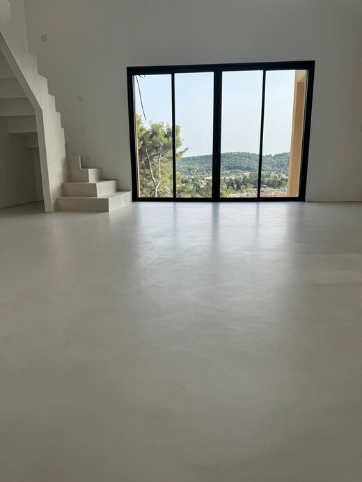 Sol&#x20;et&#x20;escalier&#x20;en&#x20;b&#x00E9;ton&#x20;cir&#x00E9;&#x20;dans&#x20;une&#x20;villa&#x20;contemporaine&#x20;&#x00E0;&#x20;Fr&#x00E9;jus